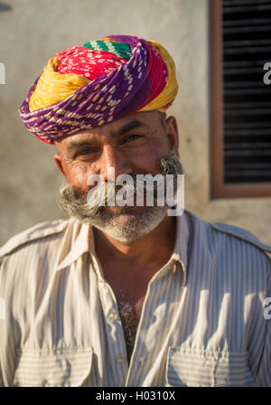 GODWAR REGION, Indien - 14. Februar 2015: Erwachsenen indischen Mann mit bunten Turban und gekräuselten Schnurrbart sitzt auf der Straße. Stockfoto