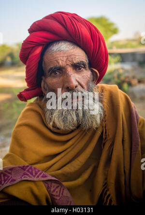 GODWAR REGION, Indien - 14. Februar 2015: ältere Rabari Stammesangehörige mit roten Turban und Decke um die Schultern. Rabari oder Re Stockfoto