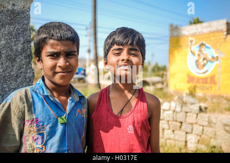 HAMPI, Indien - 1. Februar 2015: zwei indischen Jungen in der Straße an einem sonnigen Tag Stockfoto