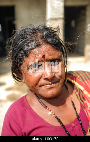 HAMPI, Indien - 1. Februar 2015: indische Frau mittleren Alters mit Bindi auf Straße vor Haus Stockfoto