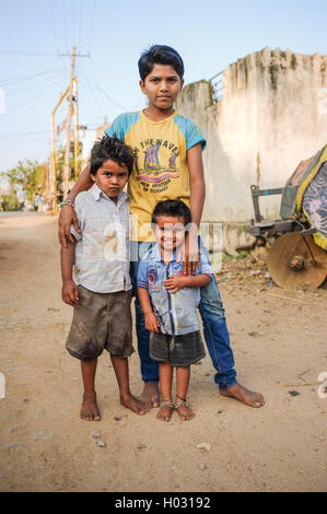 HAMPI, Indien - 31. Januar 2015: drei indischen Jungen stehen in staubigen Straße Stockfoto