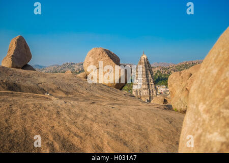 HAMPI, Indien - 28. Januar 2015: Virupaksha Tempel von einem Hügel. Es gehört zu der Gruppe der Monumente in Hampi, bezeichnet eine UN Stockfoto