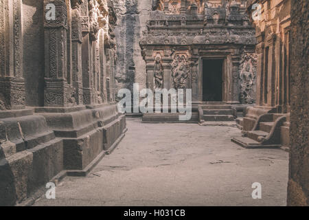 ELLORA, Indien - 14. Januar 2015: Nordseite des Kailasa-Tempel Teil Ellora Höhlen. Einer der größten Fels gehauenen alten Hindu-Tempel Stockfoto