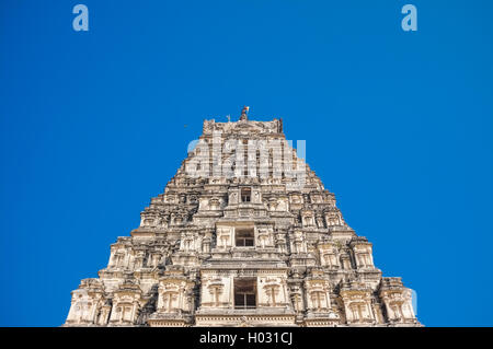 HAMPI, Indien - 28. Januar 2015: Virupaksha Tempel befindet sich in Hampi in Südindien. Es gehört zu der Gruppe der Monumente an Stockfoto