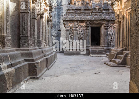 ELLORA, Indien - 14. Januar 2015: Nordseite des Kailasa-Tempel Teil Ellora Höhlen. Auch bekannt als Kailasanatha-Tempel einer der großen Stockfoto