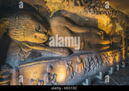 AJANTA, Indien - 14. Januar 2015: Reclining Buddha in Chaitya-Griha oder Gebet Hall in Höhle 26. Teil 29 Fels gehauenen buddhistischen Höhle Stockfoto