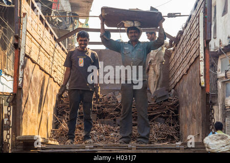 MUMBAI, Indien - 12. Januar 2015: zwei Männer Metall auf Rückseite des recycling LKW laden. Dharavi Slum hat einen immer größeren recycling Stockfoto