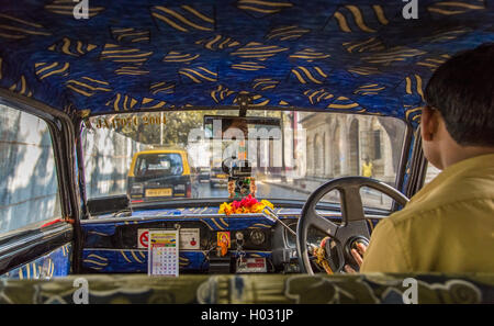 MUMBAI, Indien - 17. Januar 2015: alten Taxi Polsterung in Mumbai sind indischen Stil dekoriert. Stockfoto