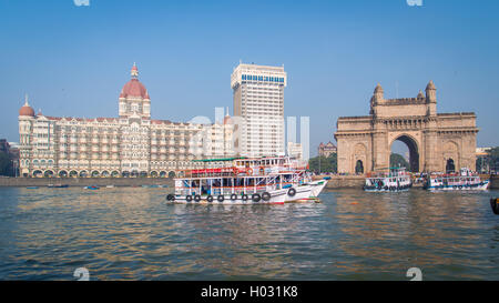 MUMBAI, Indien - 17. Januar 2015: The Gateway of India ist ein Denkmal errichtet während des britischen Raj in Mumbai. Taj Mahal Palace heißen Stockfoto