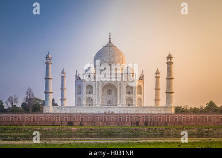 Taj Mahal von Nordseite über den Fluss Yamuna bei Sonnenuntergang. Stockfoto