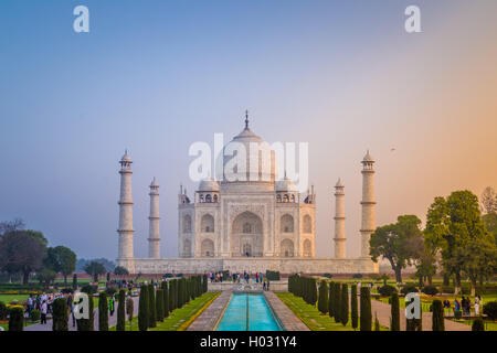 AGRA, Indien - 28. Februar 2015: Ansicht des Taj Mahal vor dem großen Tor. Südseite. Stockfoto