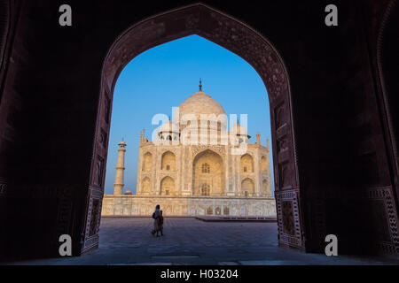 AGRA, Indien - 28. Februar 2015: Ansicht des Taj Mahal von innen Mihman Khana mit Passanten. Ostseite des Taj. Stockfoto
