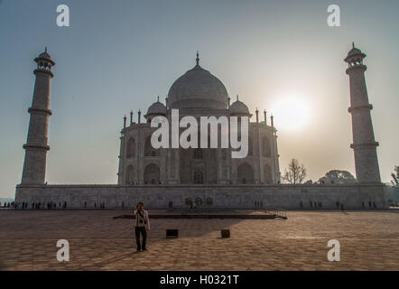 AGRA, Indien - 28. Februar 2015: Hintergrundbeleuchtung Ansicht des Taj Mahal aus West Side mit touristischen nehmen Selfie. Stockfoto