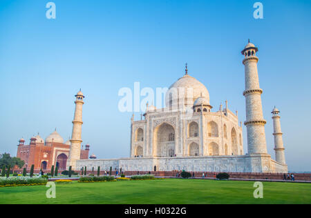 Blick von Taj Mahal auf Südseite mit grünem Rasen und Gärten. Stockfoto