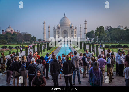 AGRA, Indien - 28. Februar 2015: Ansicht des Taj Mahal vor dem großen Tor. Südseite mit vielen Touristen. Stockfoto