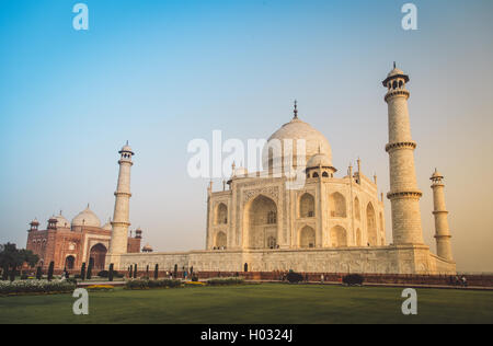 Ansicht des Taj Mahal in Richtung Süden. Nachbearbeitet mit Getreide, Textur und Farbe-Effekt. Stockfoto