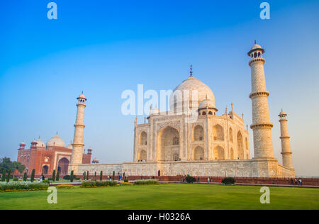 AGRA, Indien - 28. Februar 2015: Ansicht des Taj Mahal in Richtung Süden. Stockfoto