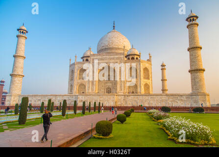 AGRA, Indien - 28. Februar 2015: Ansicht des Taj Mahal in Richtung Süden. Besucher mit Kamera. Stockfoto