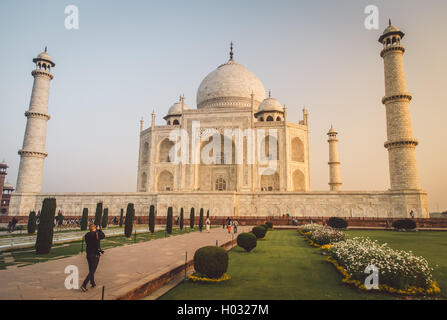 AGRA, Indien - 28. Februar 2015: Ansicht des Taj Mahal in Richtung Süden. Besucher mit Kamera. Nachbearbeitet mit Korn, Textur ein Stockfoto