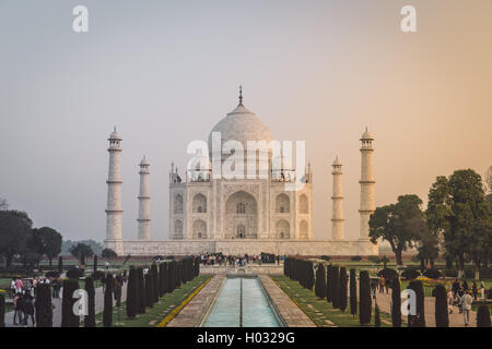 AGRA, Indien - 28. Februar 2015: Ansicht des Taj Mahal vor dem großen Tor. Südseite. Nachbearbeitet mit Korn, Textur und Stockfoto