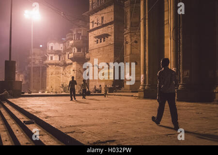 VARANASI, Indien - 20. Februar 2015: Nacht Straßenszene auf Ghats in auf Varanasi. Stockfoto