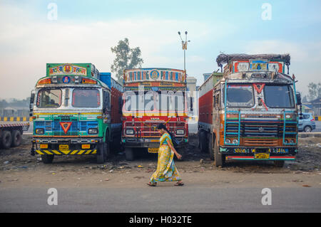 MUMBAI, Indien - 5. Februar 2015: Frau zu Fuß von geparkten LKW auf Autobahn-Raststätte in traditionellen indischen Stil eingerichtet. Stockfoto