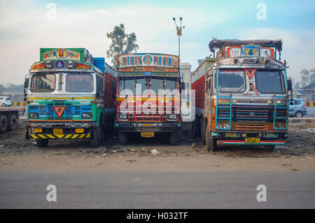 MUMBAI, Indien - 5. Februar 2015: geparkten LKW auf Autobahn-Raststätte in traditionellen indischen Stil eingerichtet. Stockfoto