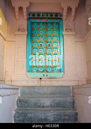 JODHPUR, Indien - 7. Februar 2015: Eingang zum Haus im typischen Stil für Rajasthan Region entworfen. Holztür mit geschnitzten deta Stockfoto