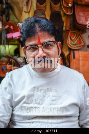 JODHPUR, Indien - 7. Februar 2015: Ladenbesitzer mit Schnurrbart tragen Brillen, gold Ohrringe und Bindi sitzen infront von Shop. RA Stockfoto