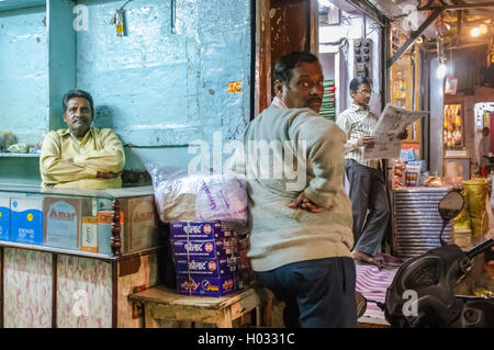 JODHPUR, Indien - 7. Februar 2015: Besitzer von verschiedenen Geschäften warten auf Kunden kurz vor Ladenschluss. Neben günstigen lab Stockfoto