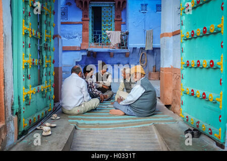JODHPUR, Indien - 7. Februar 2015: fünf ältere Männer sitzen am Boden im Tor des Hofes und Spielkarten im alten Teil des J Stockfoto