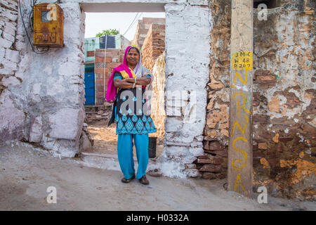 JODHPUR, Indien - 9. Februar 2015: Frau steht in der Straße vor dem Haus in Sari. Stockfoto