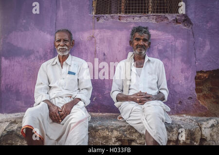 KAMALAPURAM, Indien - 02 Februar 2015: Einheimische indische Männer vor Haus in einer Stadt in der Nähe von Hampi aufgewirbelt. Nachbearbeitet mit g Stockfoto