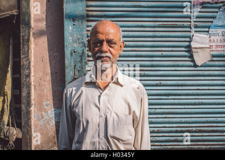 VARANASI, Indien - 20. Februar 2015: älterer Mann mit weißem Bart in der Straße neben dem steht indischen Laden geschlossen. Nach der Verarbeitung wi Stockfoto