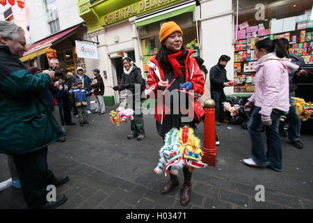 Straßenhändler in Londons Chinatown, Gerrard Street, London, UK Stockfoto