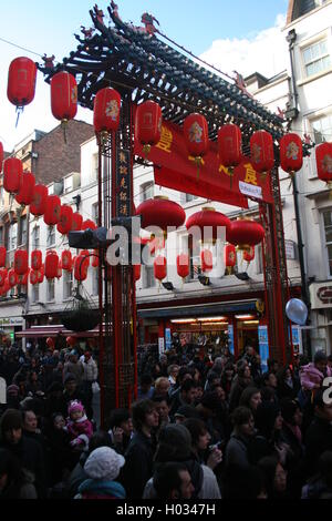 Chinesische Eingangstor in Londons Chinatown, Gerrard Street, London, UK Stockfoto