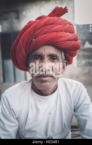 GODWAR REGION, Indien - 12. Februar 2015: Rabari Stammesangehörige mit traditionellen Turban und Kleidung. Nachbearbeitet mit Korn, textur Stockfoto