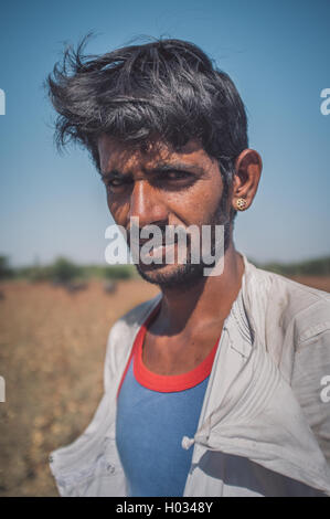 GODWAR REGION, Indien - 14. Februar 2015: Young Rabari Stammesangehörige mit keinen Turban. Nachbearbeitet mit Getreide, Textur und Farbe ef Stockfoto