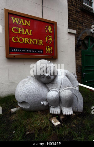 Skulptur eines schlafenden Kindes in Wan Chai Ecke chinesischen Restaurant, Gerrard Street, London, UK. Stockfoto