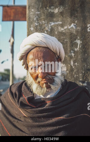 GODWAR REGION, Indien - 14. Februar 2015: ältere Stammesangehörige mit weißen Turban und dunkle Decke. Nachbearbeitet mit Korn, textur Stockfoto