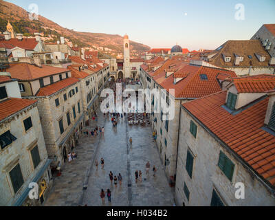 Antenne Blick auf die Altstadt von Dubrovnik (Kroatien) über Stradun Straße, beliebte Touristenattraktion auf Adria. Stockfoto