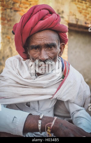GODWAR REGION, Indien - 14. Februar 2015: ältere Rabari Stammesangehörige mit roten Turban und Decke um die Schultern. Post-Prozess Stockfoto