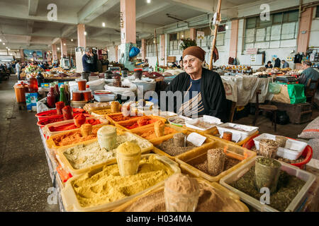 Batumi, Georgien - 28. Mai 2016: Georgische Seniorin, wartet der Verkäufer des hypochondrischen aromatische Gewürze für die Käufer Stockfoto