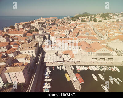 Antenne, Blick auf die Altstadt von Dubrovnik (Kroatien) mit alten Hafen vor. Dubrovnik ist eine beliebte Touristenattraktion auf Adria. Bereitstellen Stockfoto