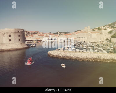 Luftaufnahme der alten port vor der alten Stadt von Dubrovnik (Kroatien). Dubrovnik ist eine beliebte Touristenattraktion auf Adria. Bereitstellen Stockfoto