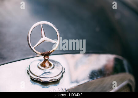 Batumi, Georgien - 28. Mai 2016: Nahaufnahme von verrosteten geschweißten Metall-Logo von Mercedes Benz an der Kapuze schwarz Rarität Retro-c Stockfoto