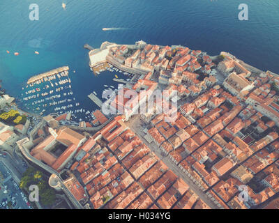 Antenne Blick auf die Altstadt von Dubrovnik (Kroatien) über Stradun und Port, beliebte Touristenattraktion auf Adria.  Post verarbeitete w Stockfoto