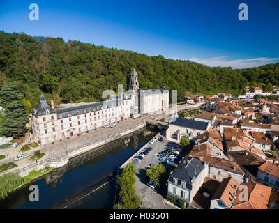 Luftaufnahme der Benediktiner Abtei von Brantome Fluss Dronne und Umgebung, Frankreich. Stockfoto