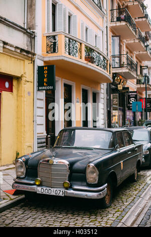 Batumi, Georgien - 28. Mai 2016: Die Vorderansicht des schwarzen Rarität Retro-Mercedes-Benz Auto geparkt auf der schmalen gepflasterten Straße In Summ Stockfoto