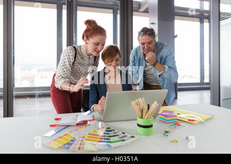 Geschäftsleute in modernen Büro feiern gute Geschäftsergebnisse. Stockfoto